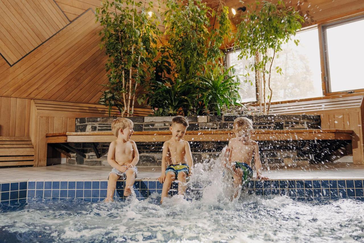 Mountaineer Lodge Lake Louise Exteriör bild