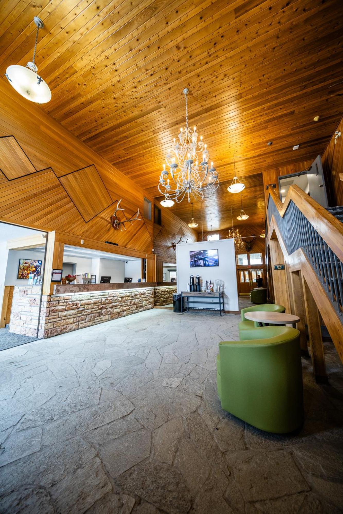 Mountaineer Lodge Lake Louise Exteriör bild